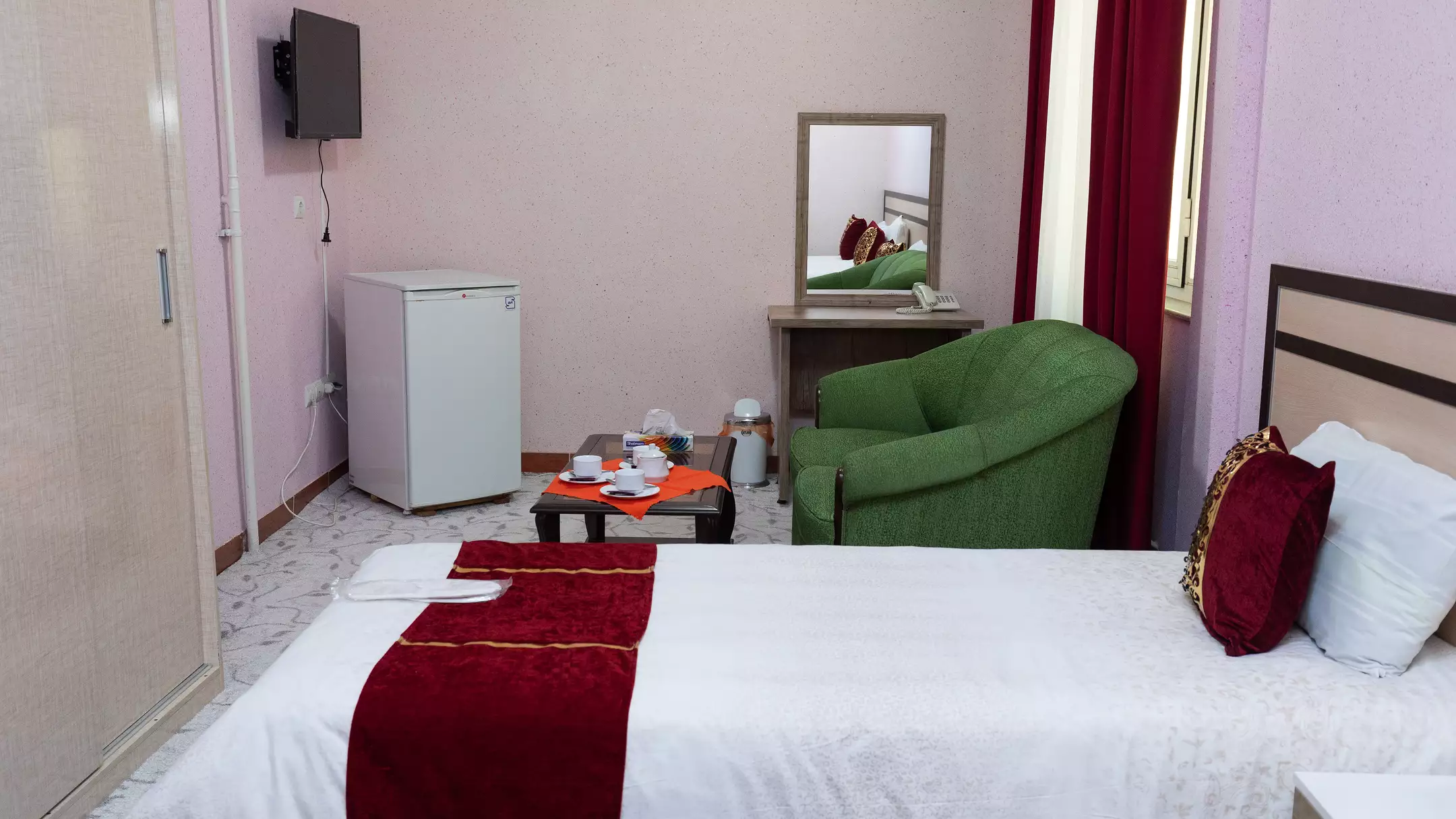Alibaba https://cdn.alibaba.ir/ostorage/hotel-accommodation-images/674a8acb7e75320ec907f1a2_هتل تماشا - اتاق سه تخته دبل سینگل (2).webp